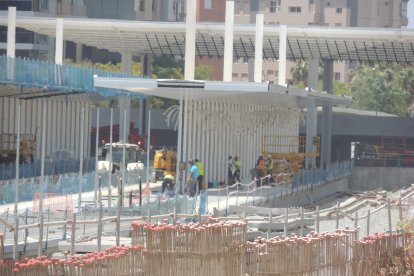 Operarios trabajando en los nuevos andenes de la estación Intermodal de Almería.