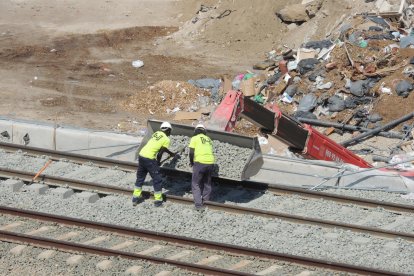Descarga de balasto -piedras que van bajo la vía- en la nueva base de Almería.