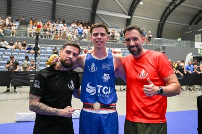 Técnicos y púgil celebran el oro obtenido.