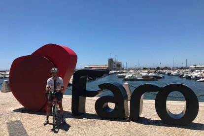 Rubén Alfageme en uno de sus viajes en bicicleta.