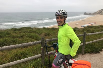 Rubén Alfageme en uno de sus viajes en bicicleta.