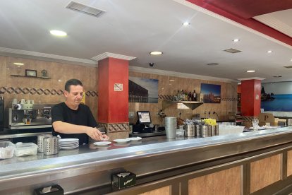 David Criado, tras la barra de Crifer, una mañana cualquiera en Almería.