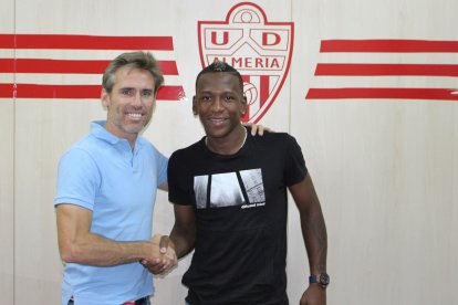 Estupiñan en su presentación con el Almería.