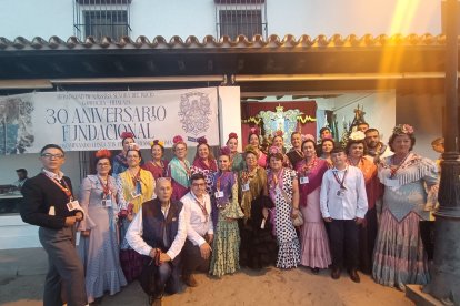 Miembros del coro ante la Casa de Hermandad.