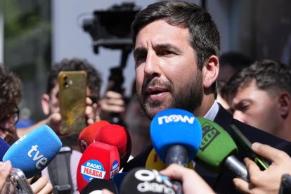 Enrique Riquelme atendiendo a los medios durante su campaña.