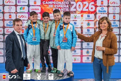 Gonzalo Sánchez (segundo niño por la izquierda) en el podio sin dejar atrás su sonrisa.