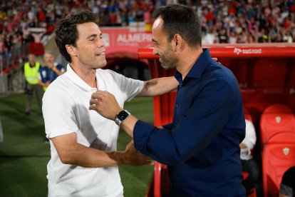 Fran Fernández saludando a Rubi en el Almería-Alcorcón de mayo de 2022.