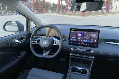Doble pantalla, conectividad inalámbrica con Apple CarPlay y Android Auto, además del sistema MG iSmart