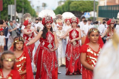 Así fue el espectacular Gran Desfile de Moros y Cristianos en Vera.