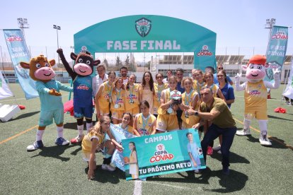 Los chicas del La Salle levantan la copa.