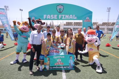 El CB Costa alzó la copa.