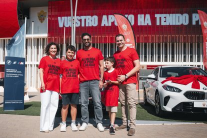 Las familias tan felices de conocer al presidente y recibir las llaves de sus coches.