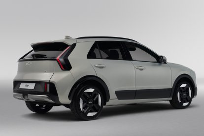 El diseño exterior actualizado presenta una distintiva firma luminosa vertical.
