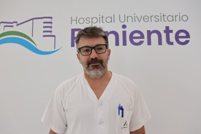 Carlos Hernández, dermatólogo del Hospital Universitario de Poniente.
