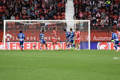 El gol del Granada llegó tras las desconexión del Almería en un saque de banda.