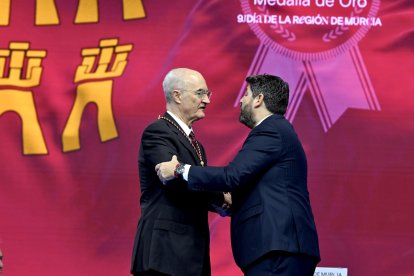 El doctor Ripoll recibe la medalla de oro de la Región de Murcia.