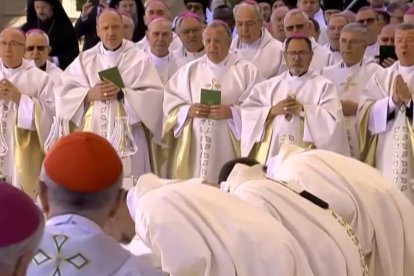 Acto ceremonial de los obispos en Madrid durante la visita al Papa.
