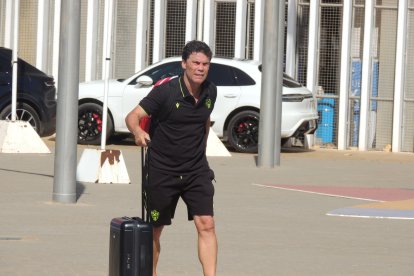 Rubi rumbo al autobús de la UD Almería.