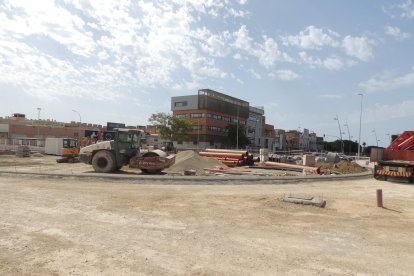 Las máquinas en el interior de la rotonda, ya perfilada sobre el cajón ferroviario en la Avenida del Mediterráneo.