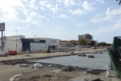 La nueva acera junto a la Residencia Civitas también va cogiendo forma.