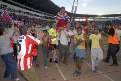 Francisco elevado por los aficionados en el ascenso de 2007 con Emery.