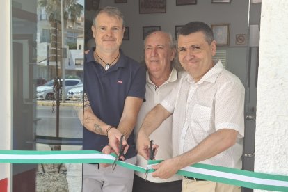 Momento del corte de cinta e inauguración: Juan Antonio Fernández, concejal deportes Adra. Francisco Montes, presidente Adra CF y el concejal de deportes Ayuntamiento de Granada, Jorge Iglesias.