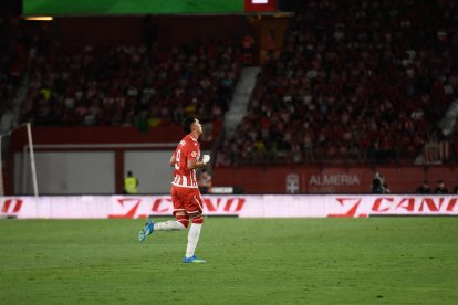 Su aportación pudo ser mejor de no haber rematado al aire a los pocos segundos.