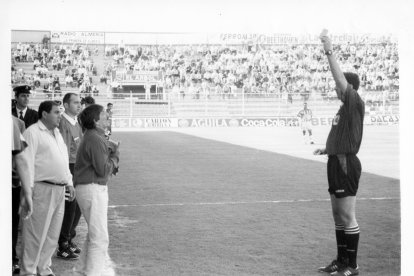 Cayuela era un ciclón en el banquillo y los árbitros lo tenían fichado.