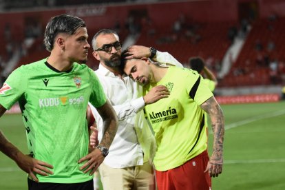 El CEO del Almería, Mohamed El Assy, consolando a los futbolistas.