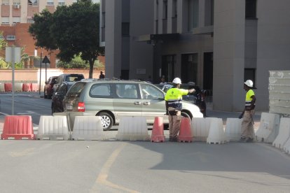 Los coches dando la vuelta en la calle Fernán Caballero tras el corte del acceso a la Avenida.