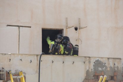 Los bomberos actuando en la nave afectada junto al nuevo paso de La Goleta.