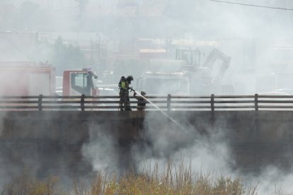 Los bomberos refrescando la zona en el Río Andarax.