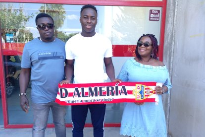 Appiah posando con sus padres a la puerta de la sede del Almería.