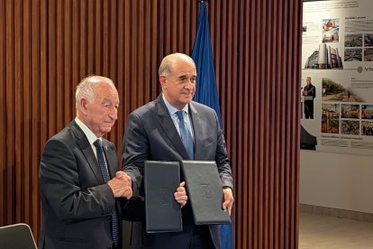 Firma del protocolo general para la implantación de la Policía Nacional en Roquetas.