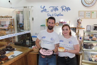 Richard Truijillo y Gádor Villegas mostrando la palmera y la tarta de queso sabor pantera rosa.