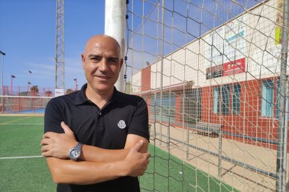 En la Ciudad Deportiva de La Cañada. Compán nunca deja de ver fútbol.