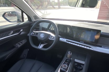 Doble pantalla de 12,3 pulgadas, conectividad inalámbrica con Apple CarPlay y Android Auto