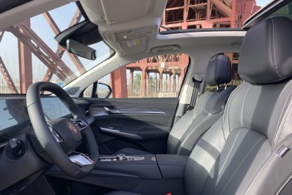 Acabado de alta calidad con amplio techo panorámico, arranque sin llave y potente equipo de sonido