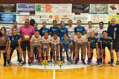 Las finalistas posaron con el alcalde de Frigiliana.