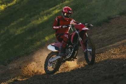 La manejabilidad se ve mejorada gracias a la elección de los neumáticos Pirelli Scorpion MX32 de serie.