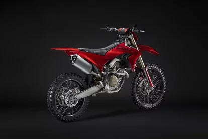 El chasis de la Desmo250 MX se basa en el bastidor perimetral y el basculante de aluminio de la 450.