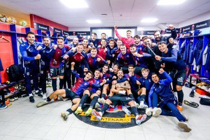 Los jugadores del Eldense celebrando pasar de ronda ante el Almería.