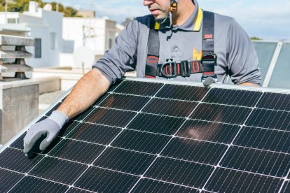 Técnico de Moya instalando placas solares.