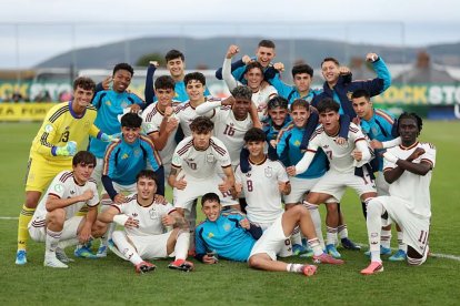 Los jugadores y el cuerpo técnico celebrando su pase al Mundial.
