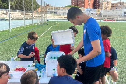 Además de entrenar los chicos aprenden hábitos saludables.