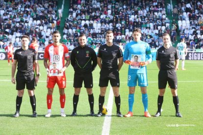 Carlos Marín capitaneando al Córdoba frente al Almería.