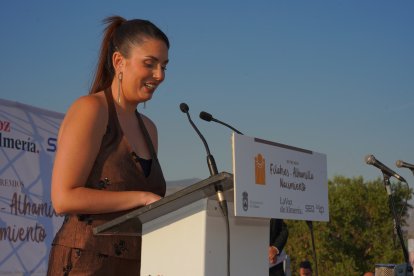 Marina Ginés dando el discurso de bienvenida a los presentes en nombre de LA VOZ.