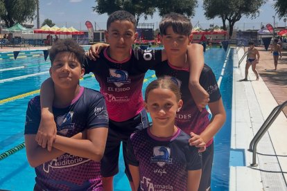 El equipo de jóvenes talentos del Mare Nostrum, en la piscina de Dos Hermanas.