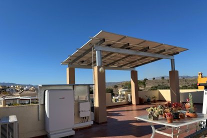 Instalación de 6 kW en vivienda. 10 kWh de acumulación y respaldo.