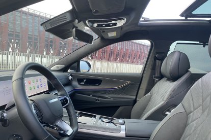 Asientos con calefacción, masaje y salidas de aire, además de un enorme techo panorámico